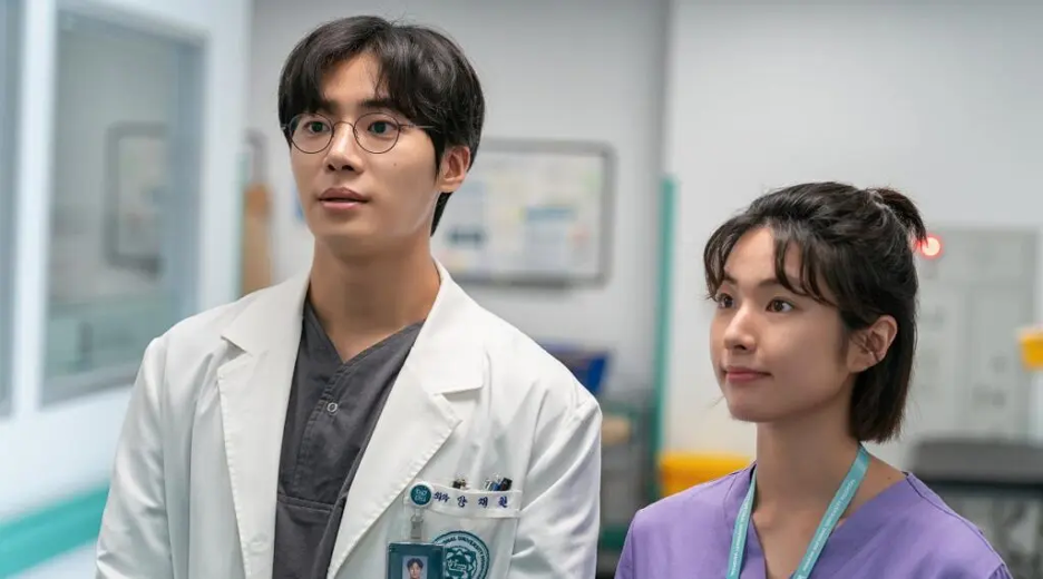 Choo Young Woo as Dr. Yang Jaewon and Ha Young as Cheon Jang Mi | Photo from Netflix