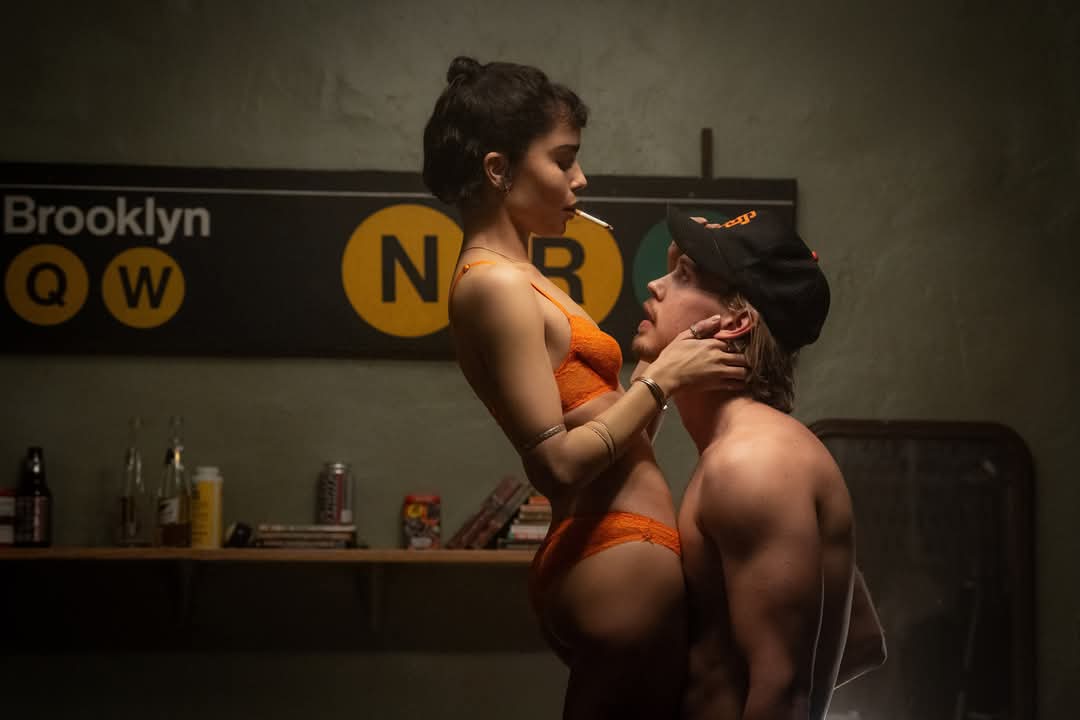 Yvonne (Zoë Kravitz) and Hank (Austin Butler) in Caught Stealing | Photo courtesy of Columbia Pictures