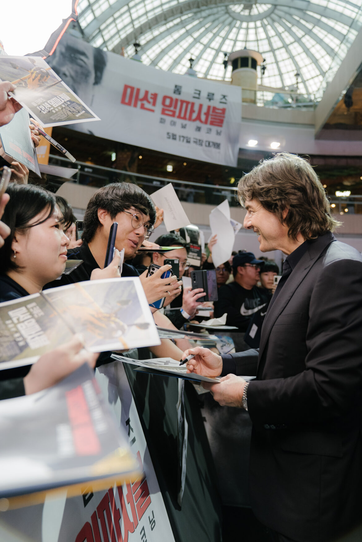 Tom Cruise signing autographs at the Seoul red carpet premiere of Mission: Impossible – The Final Reckoning on May 8. | Photo from Paramount Pictures Tom Cruise signing autographs at the Seoul red carpet premiere of Mission: Impossible - The Final Reckoning on May 8. | Photo from Paramount Pictures