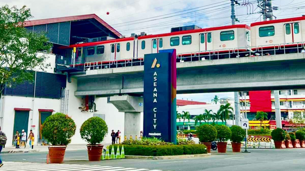 Aseana City Pylon and LRT 1 banner Aseana City Pylon and LRT 1