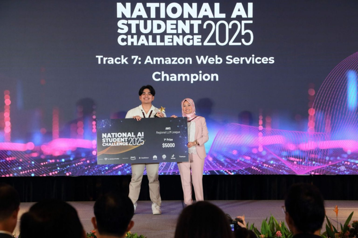 ‘ Blix D. Foryasen, National University - Manila, Philippines, is awarded by Rahayu Mahzam, Minister of State, Ministry of Digital Development and Information Singapore | Photo from AI Singapore